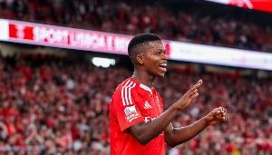 英媒：埃弗顿和伯恩利将与那不勒斯竞争本菲卡中场弗洛伦蒂诺