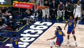 字母哥和戈登纠缠倒地 先吹戈登犯规&amp;掘金挑战成功改判字母哥犯规